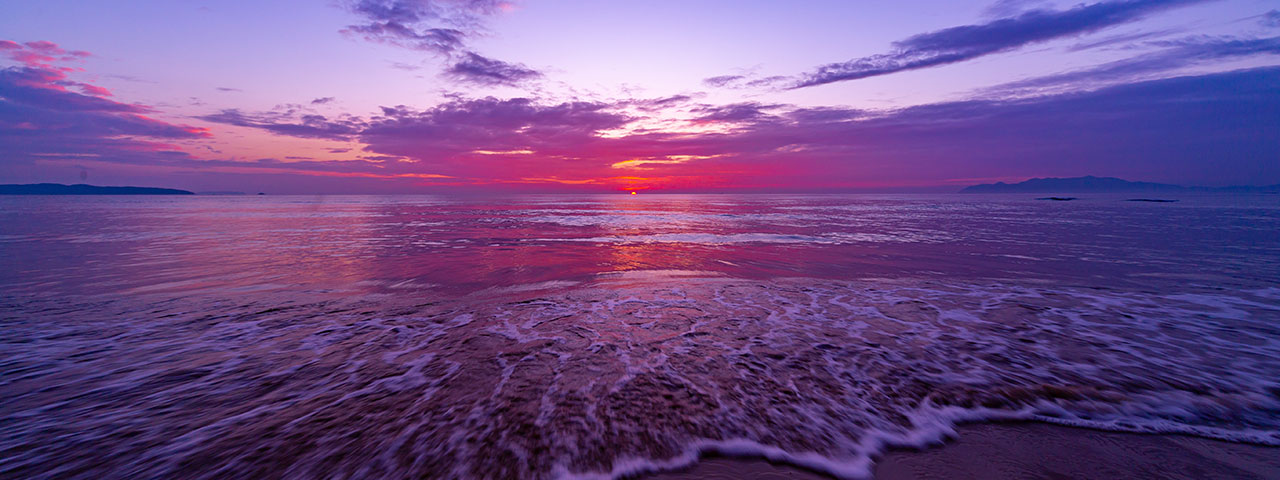 夕陽を眺めながら海岸を散歩